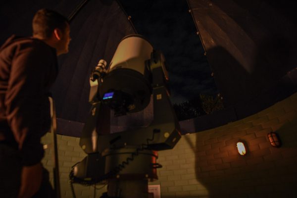 A workshop attendee taking photos with the Meade 16 telescope. Image Credit: Matt Woods