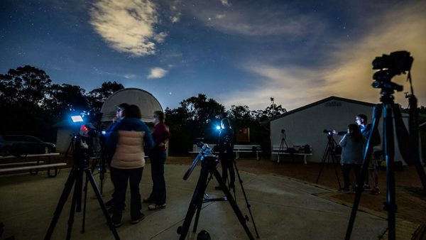 Attendees taking photos of the southern night sky on a nightscapes workshop. Image Credit: Matt Woods