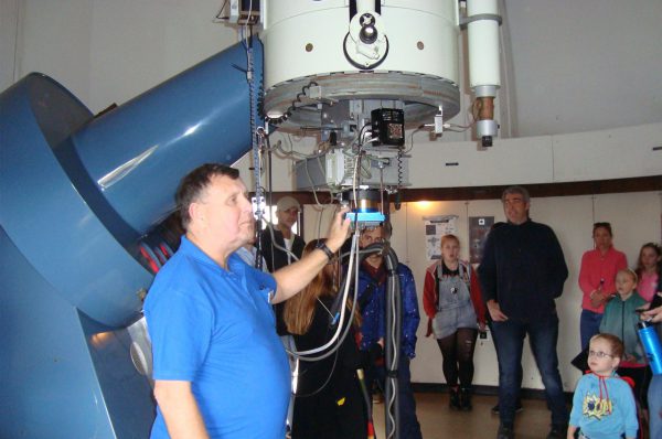 Volunteer Ed talking about the lowell telescope. Image Credit: Geoff Scott