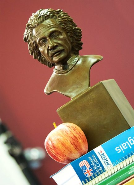 Einstein bust. Image Credit: pixabay.com