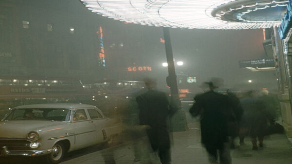 Piccadilly Circus, during the London pea-soup fog of 1952, one of the City's worst. Image credit: Carl Mydans