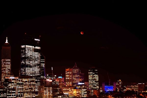 Eclipsed moon over Perth in late 2014. Image Credit: Andrew Lockwood