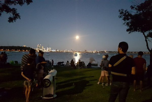 Viewing at Matilda Bay. Image Credit: SPACE UWA